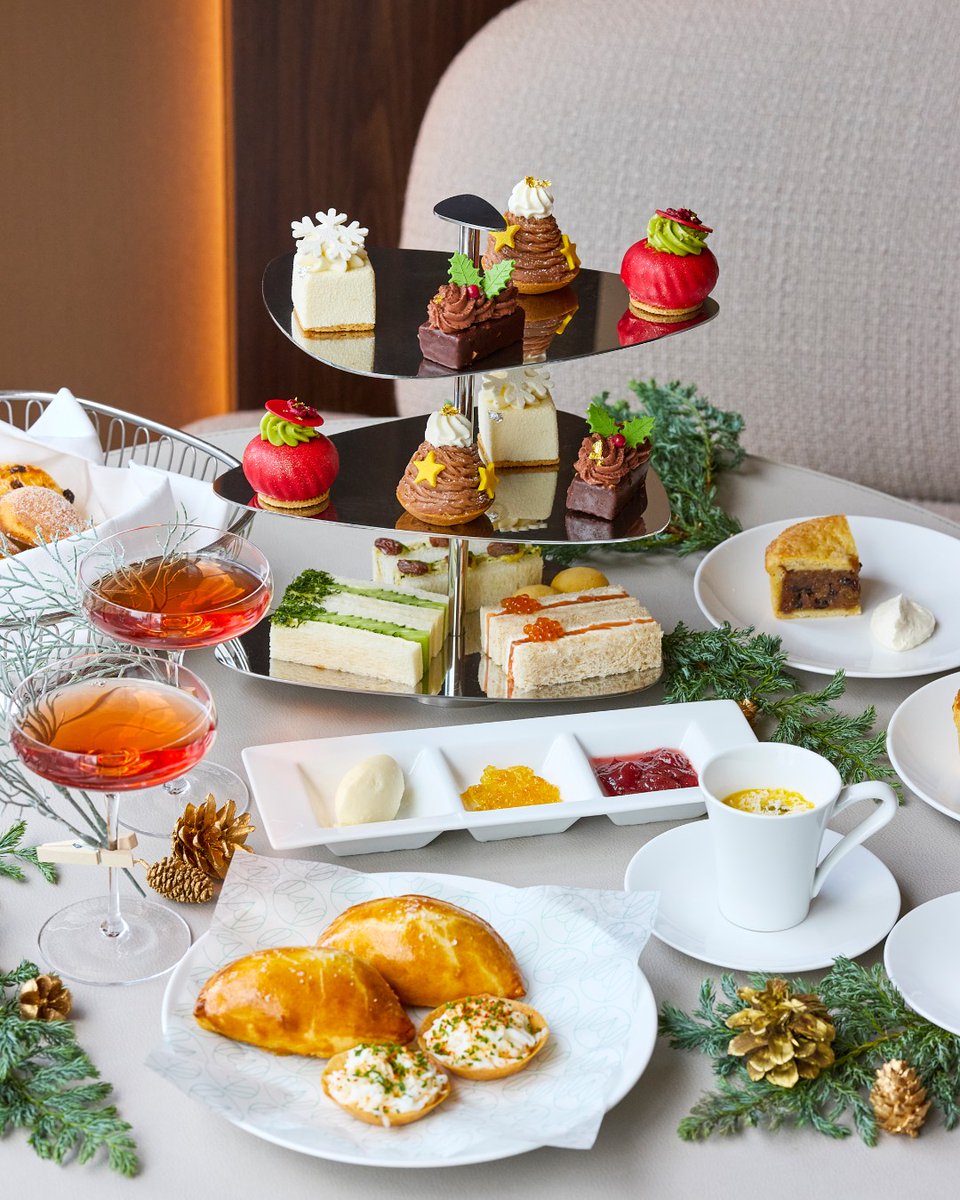 FSTokyo's tweet image. クリスマスをモチーフにした可憐で可愛らしいスイーツが並ぶ「フェスティブ アフタヌーンティー」が12月1日（日）よりスタート🎅 イギリス伝統のスイーツパイ、ミンスパイと共にお愉しみください！🎄 

03-5222-5880 またはオンラインbit.ly/46fmHpt

#クリスマス#アフタヌーンティー