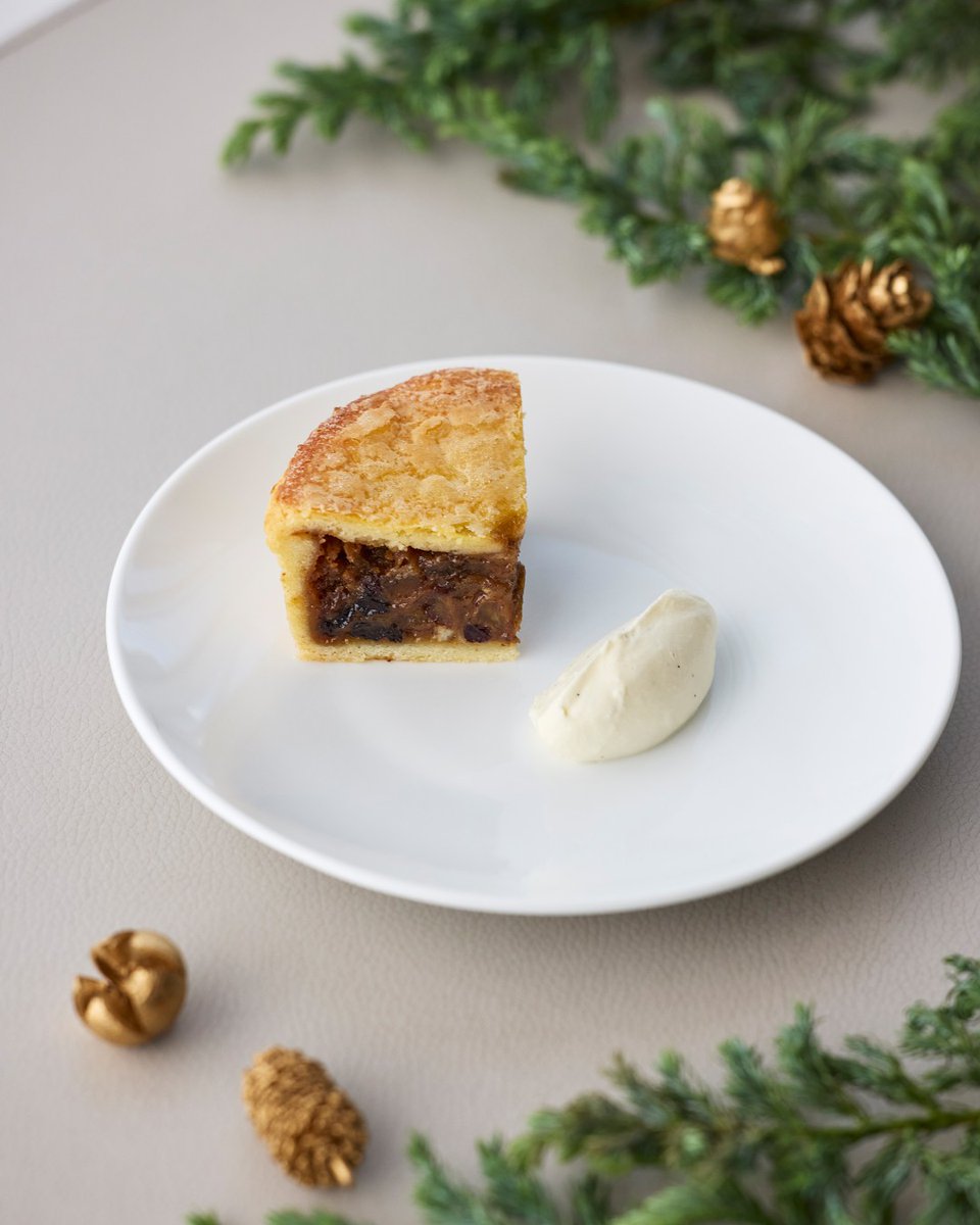 FSTokyo's tweet image. クリスマスをモチーフにした可憐で可愛らしいスイーツが並ぶ「フェスティブ アフタヌーンティー」が12月1日（日）よりスタート🎅 イギリス伝統のスイーツパイ、ミンスパイと共にお愉しみください！🎄 

03-5222-5880 またはオンラインbit.ly/46fmHpt

#クリスマス#アフタヌーンティー