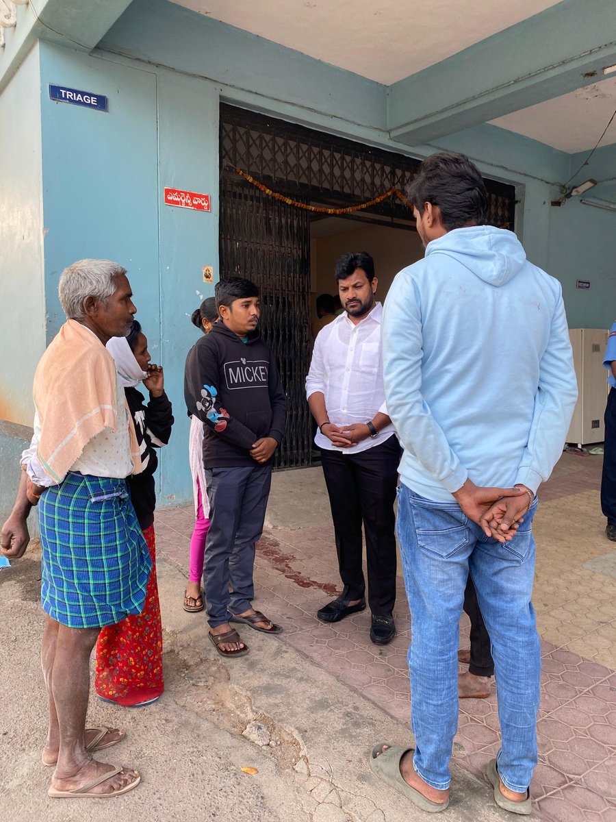 JohnsonKTRS's tweet photo. జన్నారం మండలం కామన్ పల్లి గ్రామానికి చెందిన BRS పార్టీ కార్యకర్త దుర్గయ్య గారు  ప్రమాదవశాత్తు కిందపడి కరీంనగర్ ప్రతిమ ఆసుపత్రిలో చికిత్స పొందుతుండగా ఈ రోజు దుర్గయ్య గారిని పరామర్శించి వారి కుటుంబసభ్యులకు మనోధైర్యం కల్పించి మెరుగైన వైద్య సేవలు అందించాలని వైద్యులను కోరడం జరిగింది. https://t.co/HGNXkLOFki