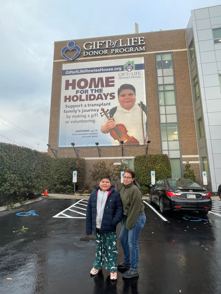 Howies_House's tweet photo. CUTE ALERT! Guest Anthony and his mom Lucy had the chance to see their special feature on the @donors1’s building banner in person! Anthony received a lung transplant this year and stays at the House for follow-up appointments. Read Anthony's story here: https://t.co/ly4yaYxNQp https://t.co/OtCi8zvoqw