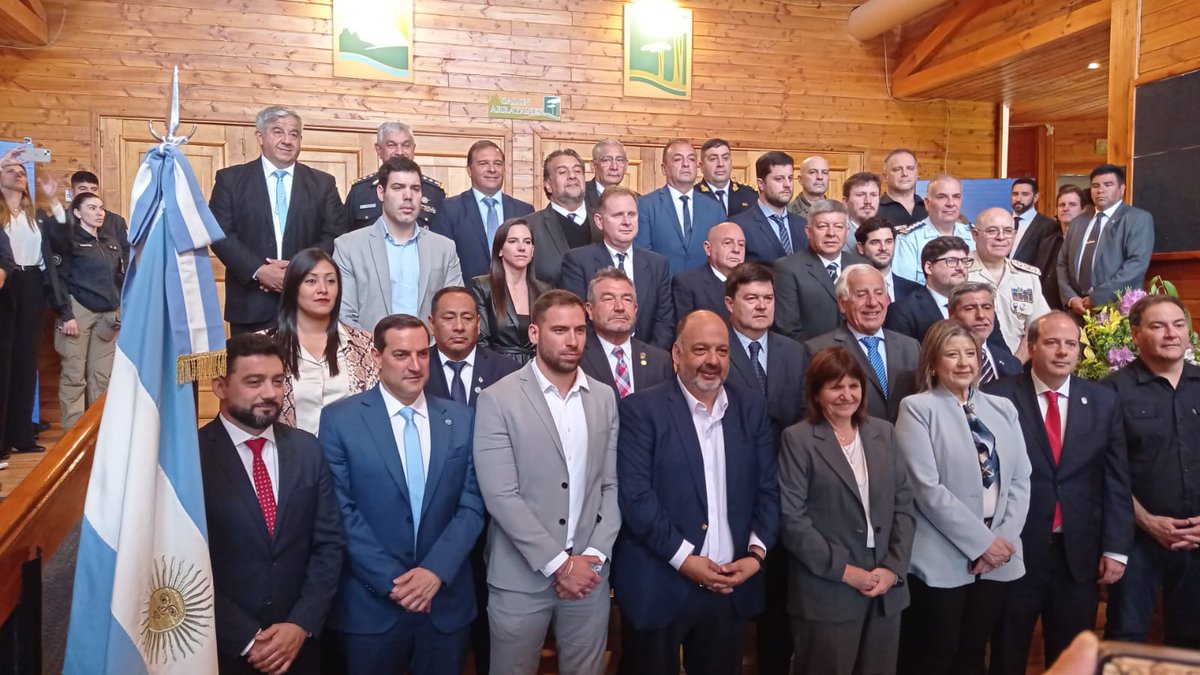 Representé a la provincia en el Consejo de Seguridad Interior llevada a cabo en Villa La Angostura. Alli firmamos convenios estratégicos con Nación  para avanzar en politicas de seguridad, coordinadas que respeten las jurisdicciones provinciales
#SeguridadInterior #Formosa