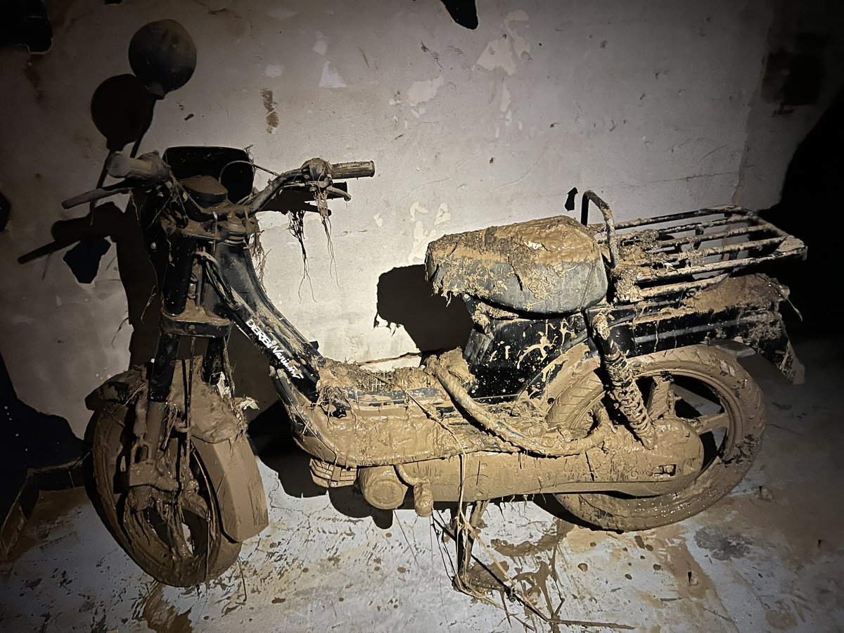 iisabelmg's tweet photo. Tengo una Lambretta L150 y una Derby que han quedado muy afectadas por la Dana de Paiporta. 
Me gustaría recuperarlas, ya que la Lambretta era de mi padre (antes de mi abuelo) y la Derby de mi suegro. 
¿Sabéis de algún mecánico que pudiera ayudarme? 

Muchas gracias  🤗 https://t.co/1E34ePVvng