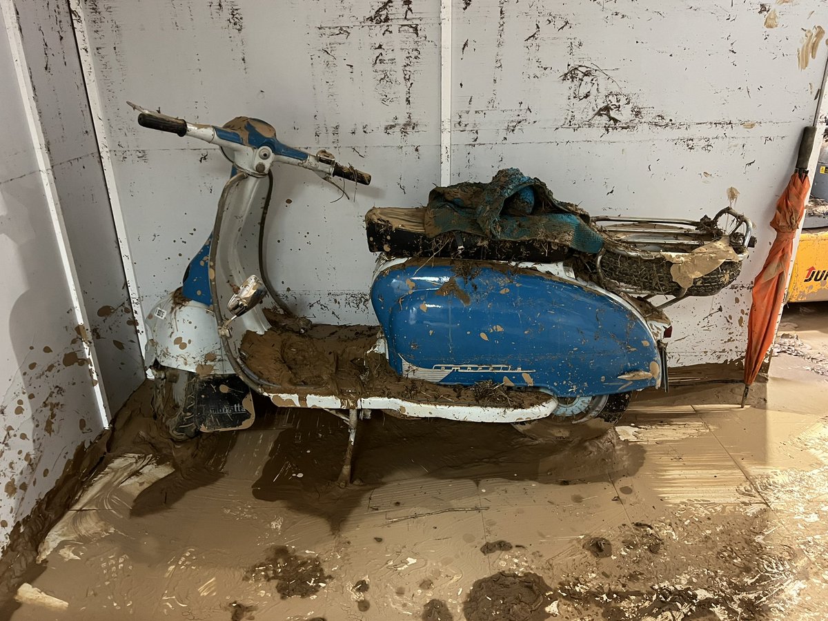 iisabelmg's tweet photo. Tengo una Lambretta L150 y una Derby que han quedado muy afectadas por la Dana de Paiporta. 
Me gustaría recuperarlas, ya que la Lambretta era de mi padre (antes de mi abuelo) y la Derby de mi suegro. 
¿Sabéis de algún mecánico que pudiera ayudarme? 

Muchas gracias  🤗 https://t.co/1E34ePVvng