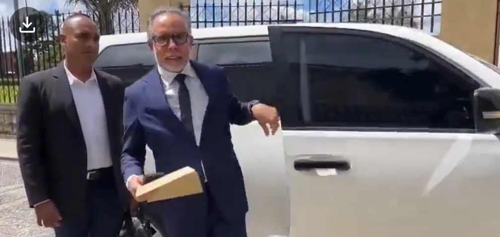 Investigado formalmente por: 
enriquecimiento ilícito
tráfico de influencias
compra de votos
interés indebido en contratos.
Señalado maltratador. 
Extorsionista público. 
Aquí, llegando con pinta de gran señor, en camioneta con escoltas, a seguir viviendo de lo público porque