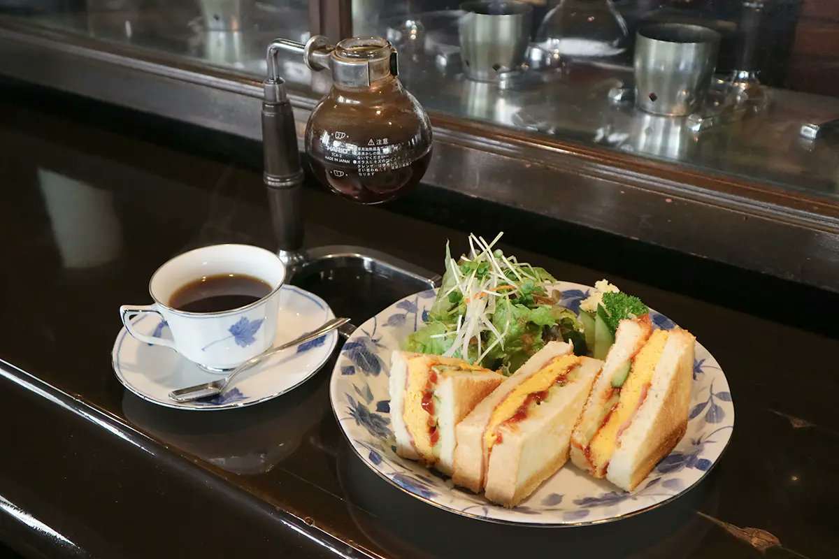 Fukuoka_leapup's tweet photo. 🆕創業46年。六ツ門で親子2代続く喫茶店「しのはら珈琲店」【福岡県久留米市】

☕️最新機器と昔ながらの抽出方法を組み合わせ、変わらぬ味を確立

☕️ブレンドコーヒーはサイフォンを添えて提供

🥪人気のホットサンドや焼きカレーや久留米近郊のお店から仕入れたスイーツ🍰
https://t.co/DuulCHR38N https://t.co/HchI6JhMTe