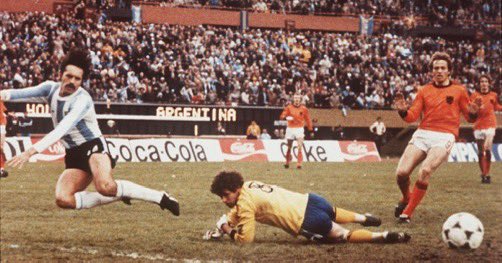 voltasport's tweet photo. 🙏🏻 8️⃣4️⃣ Jan #Jongbloed
Cumpliría 84 años el mítico exportero neerlandés que participó en 2 Mundiales: 1974 y 1978. Reconocible por su juego de pies, lucir el dorsal 8 con camiseta amarilla y sin guantes. Sus clubes fueron AFC DWS, FC Amsterdam, Roda JC y Go Ahead Eagles. https://t.co/xLzxJLjLxX