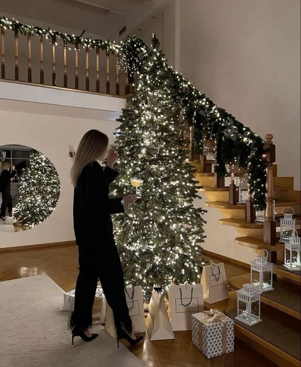 ohnosheknows's tweet photo. twinkling lights and cozy nights https://t.co/htD6DOBQDf