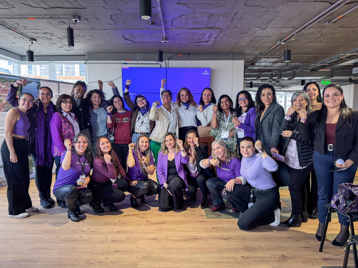 DNP_Colombia's tweet photo. El #DNP ya cuenta con Política Institucional de Género, la cual se enfoca desde tres ejes: 

✔️Fortalecimiento de la institucionalidad para la equidad de género.
✔️Cultura institucional libre de violencias y discriminaciones.
✔️Seguimiento a la implementación y evaluación.

#25N https://t.co/72TZmbTvff