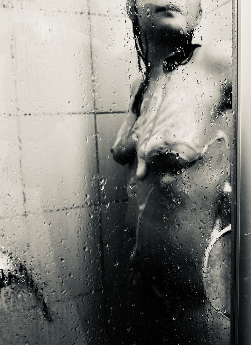 dieschwarzeelfe's tweet photo. Mein Geheimnis ist der Duschschaum meint der 👨🏻🚒
Hier hat er mich doch tatsächlich damit erwischt…
#duschbild #duschen #duschschaum #wasser #dusche https://t.co/iO93eGks6M