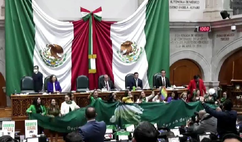 ¡Con 51 votos a favor,  7 en contra y 3 abstenciones, se despenalizó el aborto en el Estado de México!

Felicidades a todas, todos y todes quienes lo hicieron posible pero en especial a <a href="/EdomexILE/">MareaVerde Edomex</a>  que me consta dieron el todo por el todo para lograrlo.

¡Es ley💚!