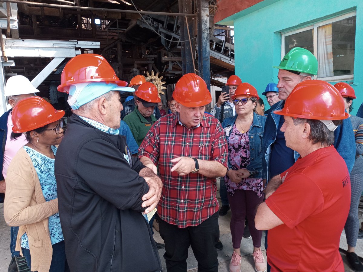 Evalúa el Viceprimer Ministro de la República <a href="/JorgeLuisTapiaF/">Jorge Luis Tapia Fonseca</a> la marcha de los preparativos para la próxima zafra azucarera en la <a href="/EaaJesusSablon/">EAA Jesús Sablón Moreno</a> (Rabí) de #Matanzas dónde se patentizó el compromiso de arrancar el 20 de diciembre.
#MatancerosPorCuba.
<a href="/mariofsabines/">Mario Sabines Lorenzo</a>.
<a href="/CaridadPoey/">Marieta Poey Caridad</a>