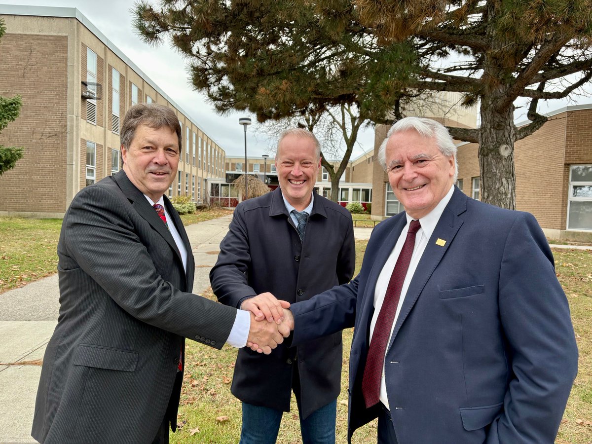 TorontoLands's tweet photo. CEO Ryan Glenn joined by @MacLeanWard2 of @tdsb and @Markus4Ward2 of @tcdsb to celebrate the sale of the Scarlett Heights property. The deal creates a new school in central Etobicoke while generating funds to invest in TDSB schools across the city. More at https://t.co/TtqUiHTKWh https://t.co/RsZzXSQcf9