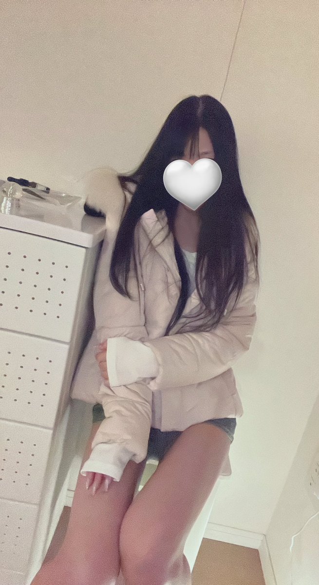 うすぴんくダウン×デニム。ずっと秋冬がいい 