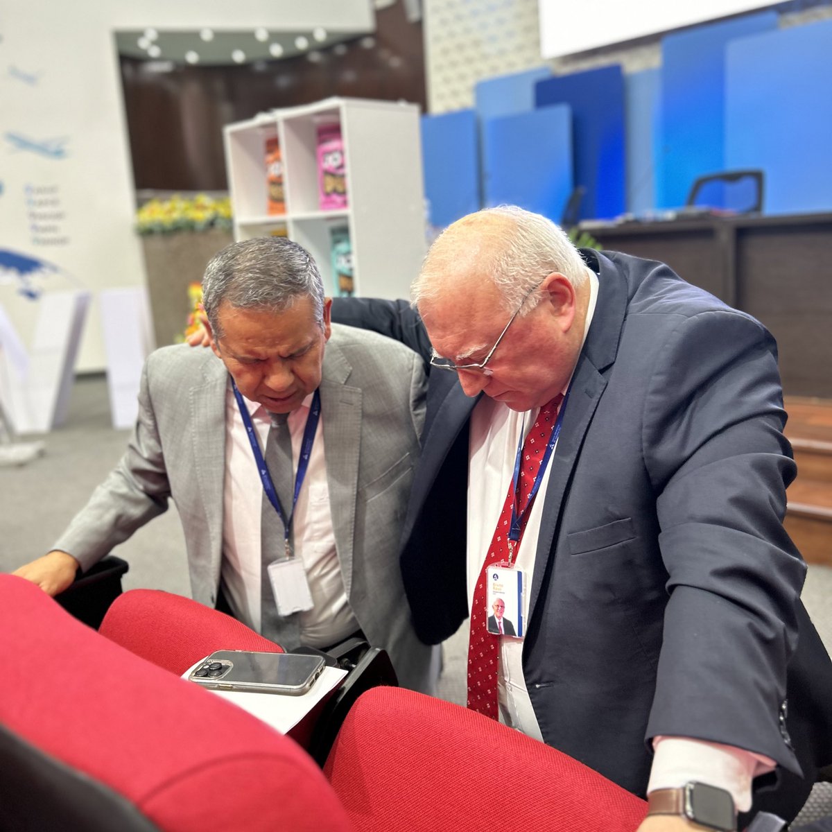 🙏🏻 En el #ConcilioAnualUPN, se vivieron poderosos momentos de oración, donde líderes y miembros de iglesia se reunieron para buscar la presencia del Espíritu Santo. Clamamos por sabiduría, fortaleza y unidad para seguir adelante en la misión. ✨🕊️