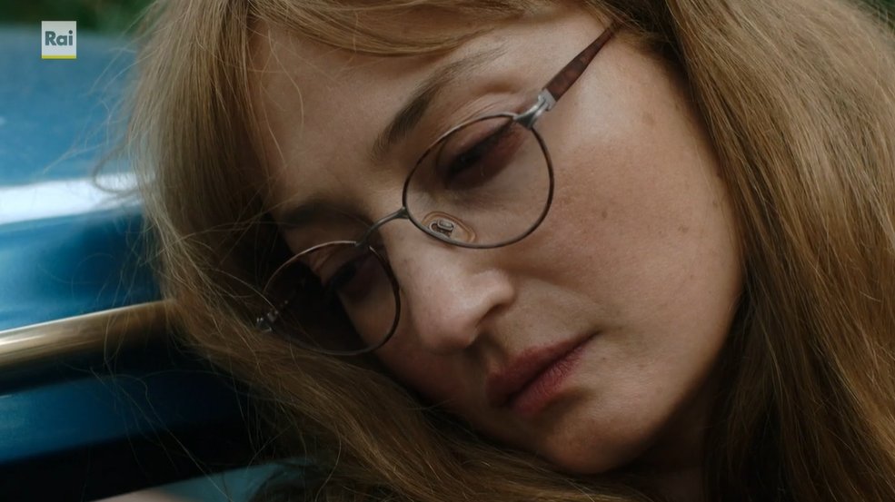 Buonanotte amiche. Siate gentili con la Lenù di questi frame, ma anche con quella dentro di voi, che ha già commesso o potrebbe commettere ancora lo stesso errore nonostante tutti i libri, i dibattiti, le manifestazioni. Almeno adesso, tenetela e tenetevi per mano.
#lamicageniale