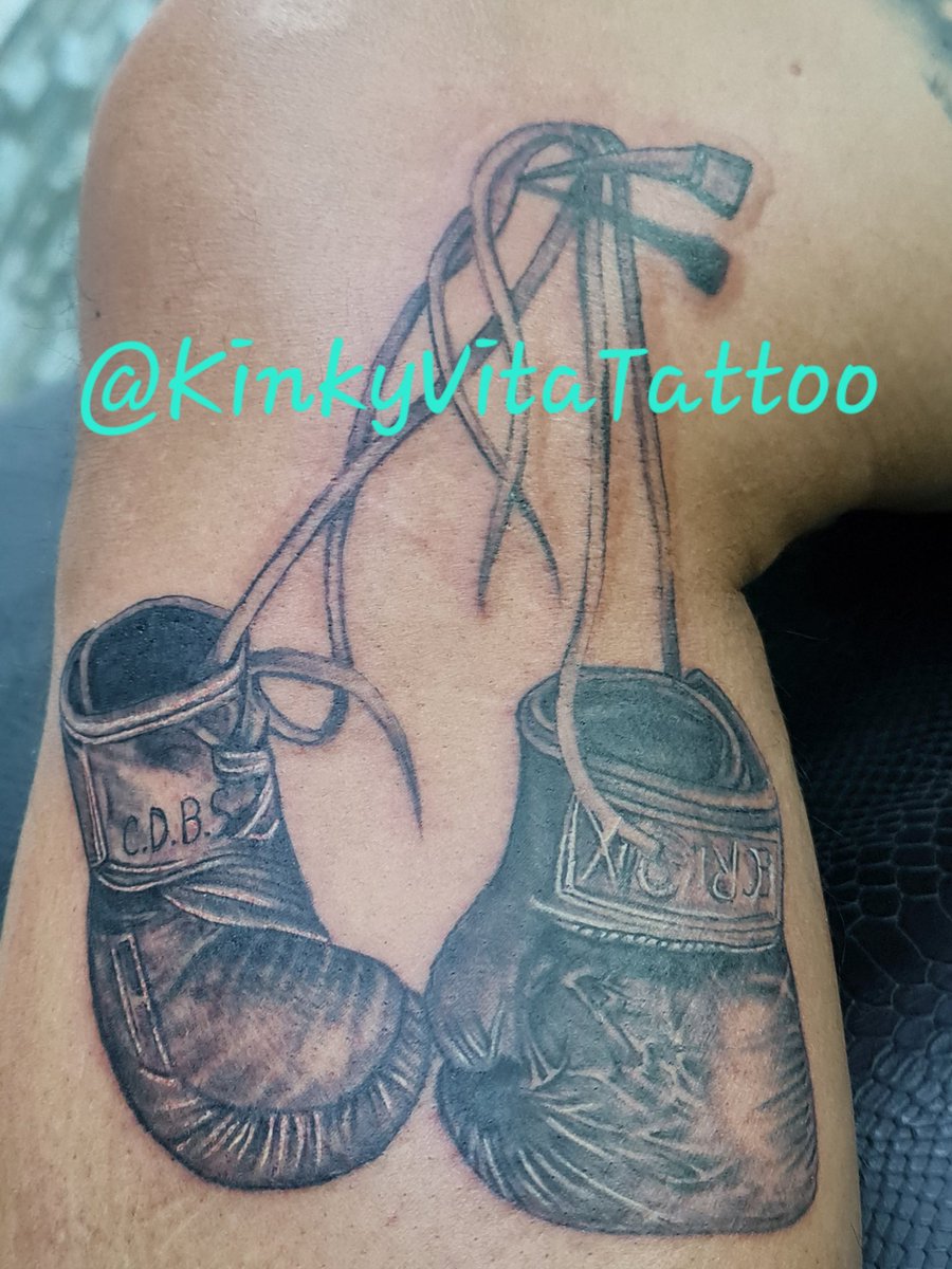 KinkyVitaTattoo's tweet photo. Este fin de semana tuve el gusto de hacer este tatuaje con mucho gusto. Espero les agrade mi trabajo. Cualquier cotizacion o cita favor al 55 o al MD GRACIAS @sugarcougarcdmx @MoonligthSw @angieyeddixochi @DyDFantaSWmex @luu_cos #KinkyVitaTattoo #swtattoo #inklovers #tatuaje https://t.co/Xkfbrp3v5k
