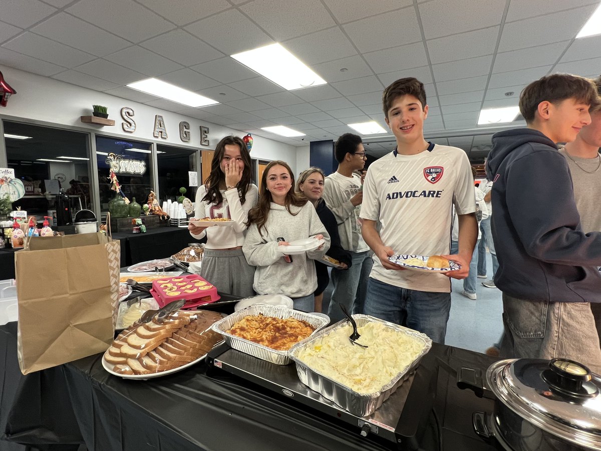 DallasIntSchool's tweet photo. Last Thurs, DIS high school students got together for a fun evening of food, friends and gratitude as they celebrated Friendsgiving before the holiday break. Students brought their favorite dish or item as they came together for a special potluck dinner.
#theDISdifference https://t.co/KY5EPqCMtz