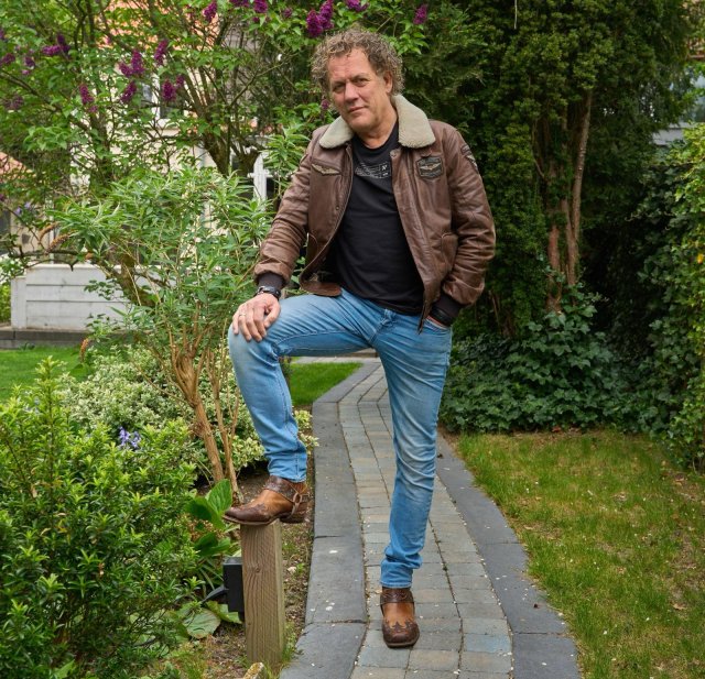 Maandag 9 december interview ik Kees van der Spek in Het Musiater in Zevenaar. Kees wil niet weten wat ik ga vragen en ik mag alles aan Kees vragen! Dat laat ik mij geen twee keer zeggen! 📷 Wil je erbij zijn? Bestel je kaarten via deze link. liemerskunstwerk.nl/theater/208705…