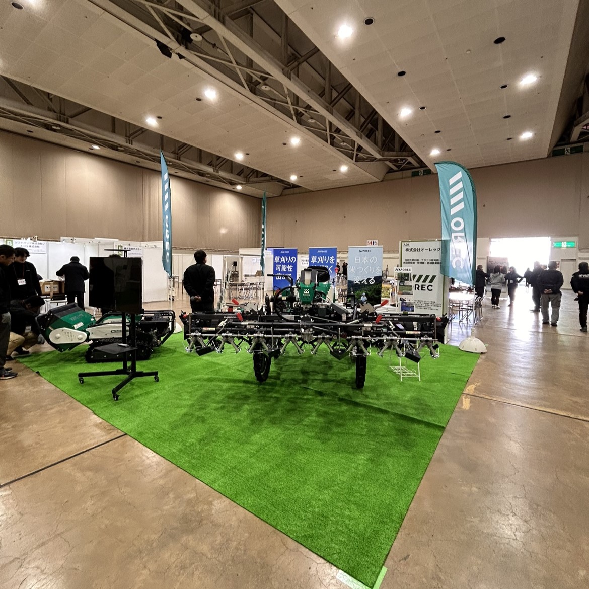orec_japan's tweet photo. 本日、#北海道スマート農機SUMMIT2024 に
#OREC が出展✨

今回は #スマート農機 がテーマ🙌
#ラジコン草刈り機 #RCSP530 #RCHR800 や
#水田除草機 #SJ800 を展示します🌱

皆様のご来場お待ちしております🌟

日時：11月26日(火)10:00～17:00
場所：アクセスサッポロ

#オーレック #マイナビ農業 https://t.co/y1wEzuclep