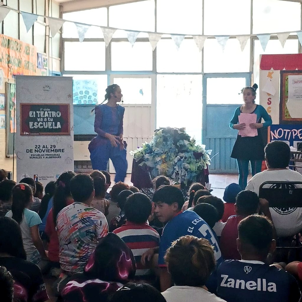Cultura_Mza's tweet photo. Comenzó el 2° ciclo de "El teatro va a tu escuela" en Escuelas Primarias rurales y albergues 🤸‍♀️
👉🏻 Junto al elenco Telares Teatro visitamos la Escuela Enrique Pestalozzi (Guaymallén) y la Escuela Capitán de Fragata Carlos Negri (Las Heras) 
#CulturaMendoza https://t.co/wqfPO02vmf