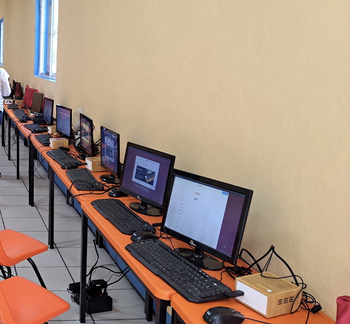 Endless Oaxaca Multilingüe (@endlessoaxaca) on Twitter photo Continuando con las actividades del Proyecto Endless Oaxaca Multilingüe, el 19 de Noviembre se visitó y actualizó el Sistema Operativo #Endless en la Escuela Primaria del Municipio de Santa María Peñoles, Oaxaca.
#Mixteca
<a href="/FundacionAHHO/">Fundación Alfredo Harp Helú Oaxaca</a> Continuando con las actividades del Proyecto Endless Oaxaca Multilingüe, el 19 de Noviembre se visitó y actualizó el Sistema Operativo #Endless en la Escuela Primaria del Municipio de Santa María Peñoles, Oaxaca.
#Mixteca
<a href="/FundacionAHHO/">Fundación Alfredo Harp Helú Oaxaca</a>