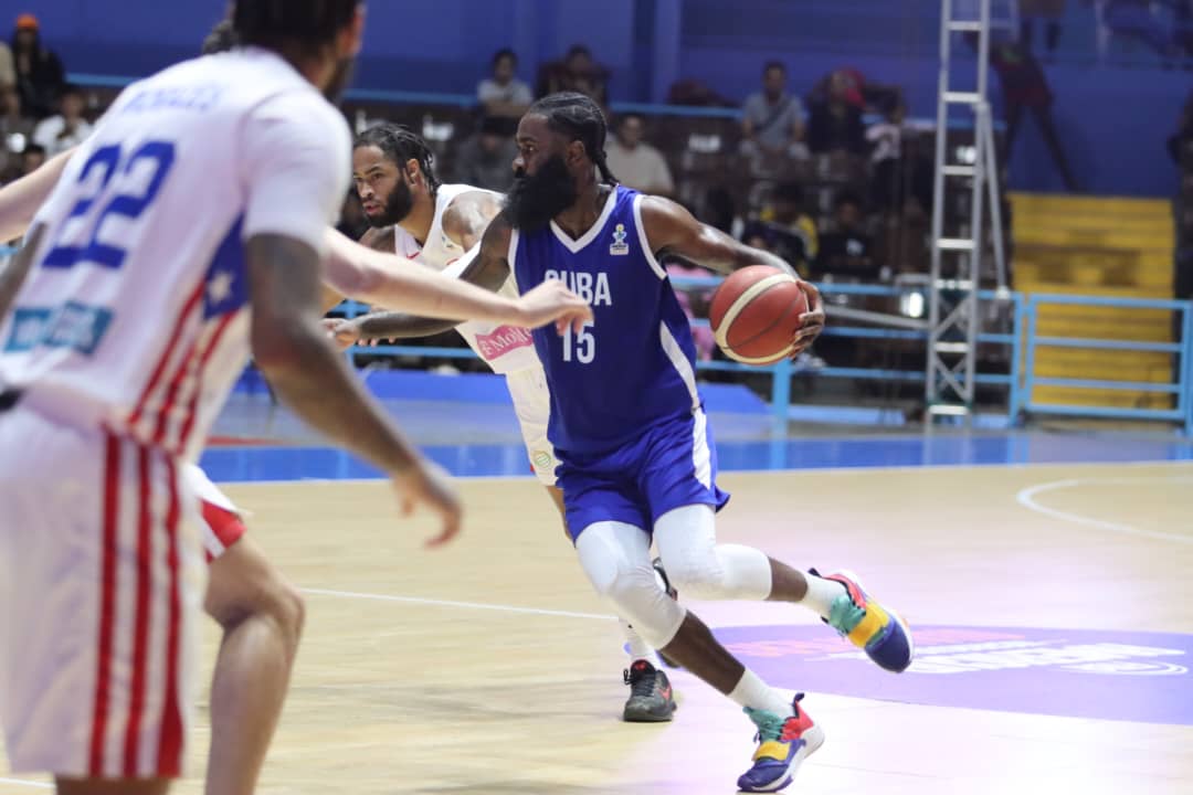 PeriodistaRaul's tweet photo. La selección cubana de #baloncesto gana a su similar de #PuertoRico 42-35 al concluir la primera mitad del choque entre ambos de la ventana al Clasificatorio Fiba AmeriCup 2025, que se celebra en el Coliseo de la Ciudad Deportiva.
@InderCuba @jit_digital 
Fotos @calixtollanes https://t.co/XpeF1Vmb8y