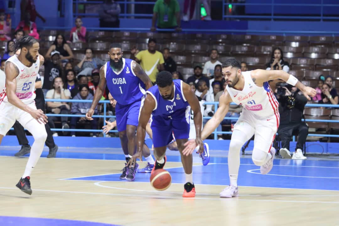 PeriodistaRaul's tweet photo. La selección cubana de #baloncesto gana a su similar de #PuertoRico 42-35 al concluir la primera mitad del choque entre ambos de la ventana al Clasificatorio Fiba AmeriCup 2025, que se celebra en el Coliseo de la Ciudad Deportiva.
@InderCuba @jit_digital 
Fotos @calixtollanes https://t.co/XpeF1Vmb8y