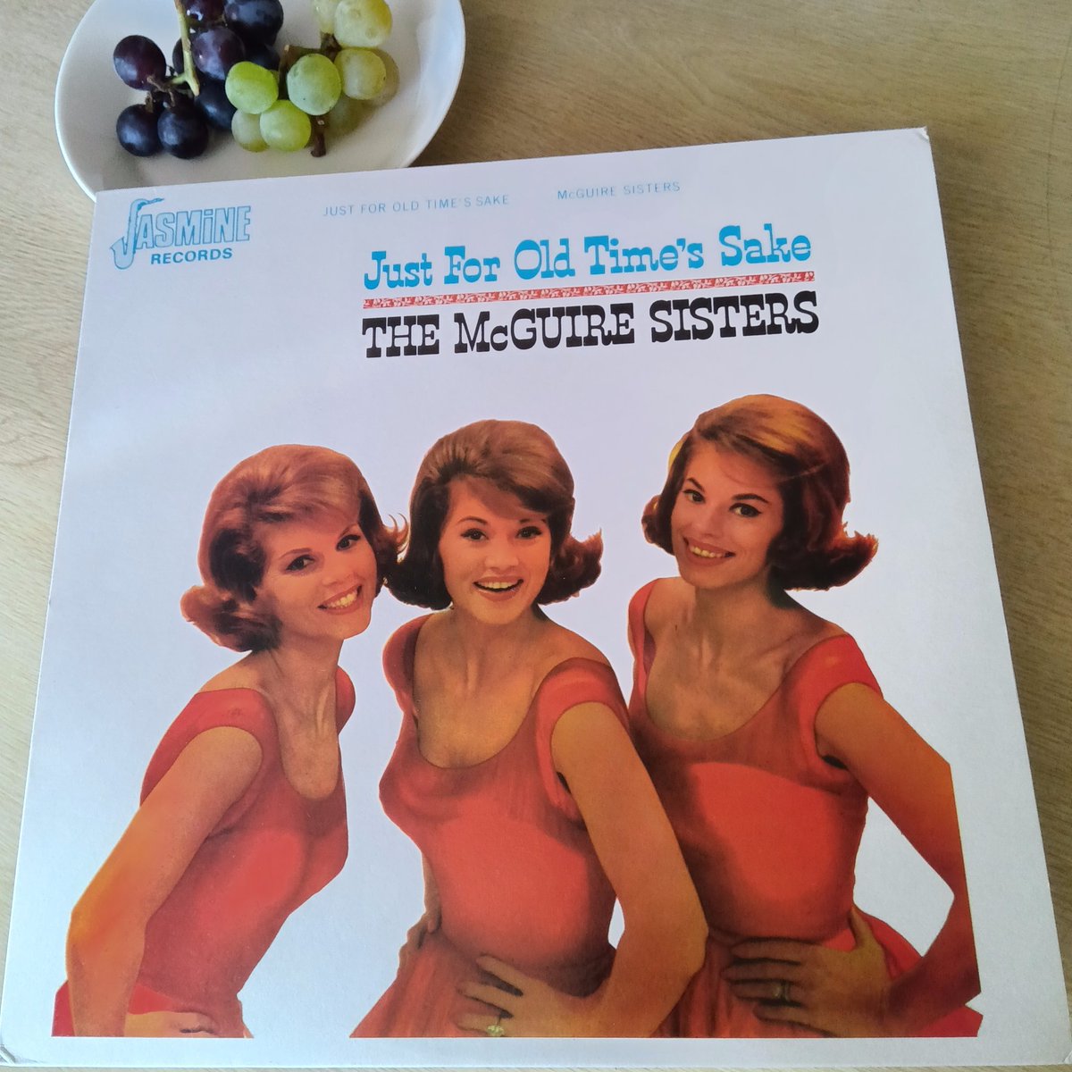 visionopt1's tweet image. #留萌　薄曇0℃
今朝は綺麗な御姉さん達に歌ってもらいます。
マクガイヤー・シスターズ
#TheMcguireSisters
阿佐ヶ谷姉妹も上手いけれど
#jazz
#土田悦也