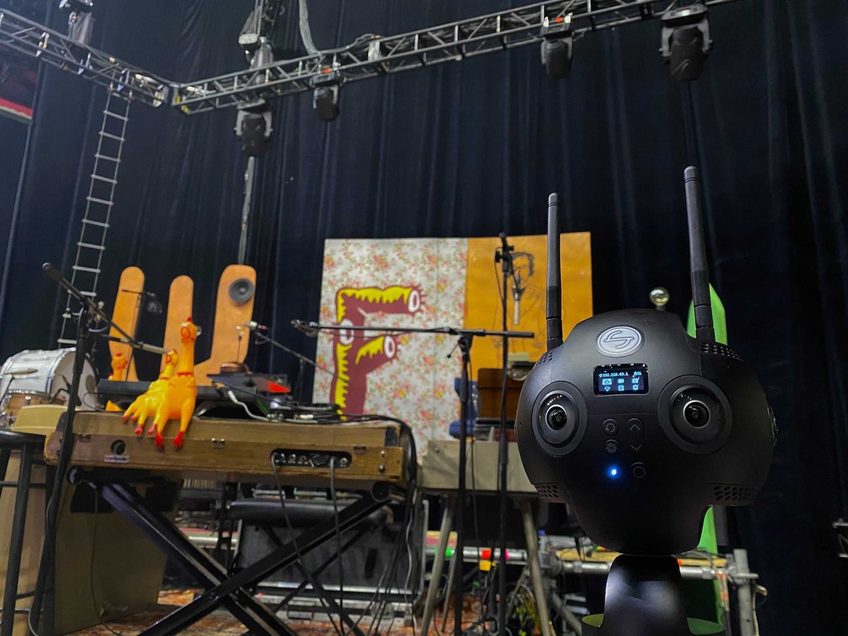 Simplemente tweet media