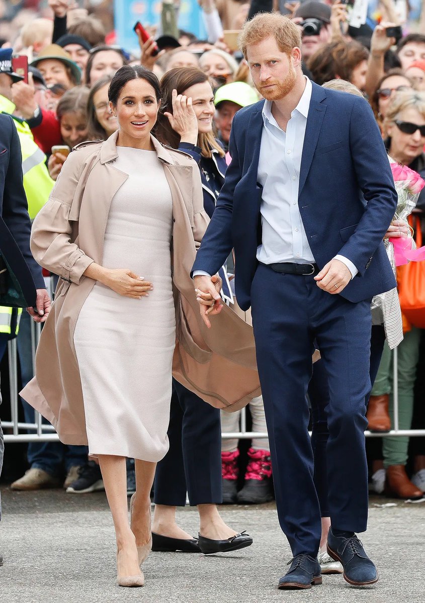 Why is Meghan cradling a completely flat stomach? Was she getting into character early? She looks completely deranged holding her non-pregnant belly.

#MeghanMarkleEXPOSED
#HarryandMeghanPurePoison