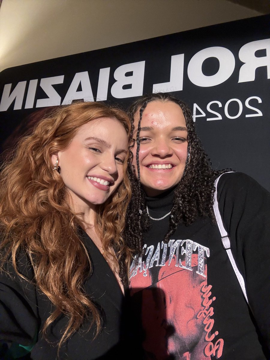 affectbiazin's tweet photo. genuinamente feliz e realizada por isso. 💜🧡 https://t.co/KRD7tx89pQ