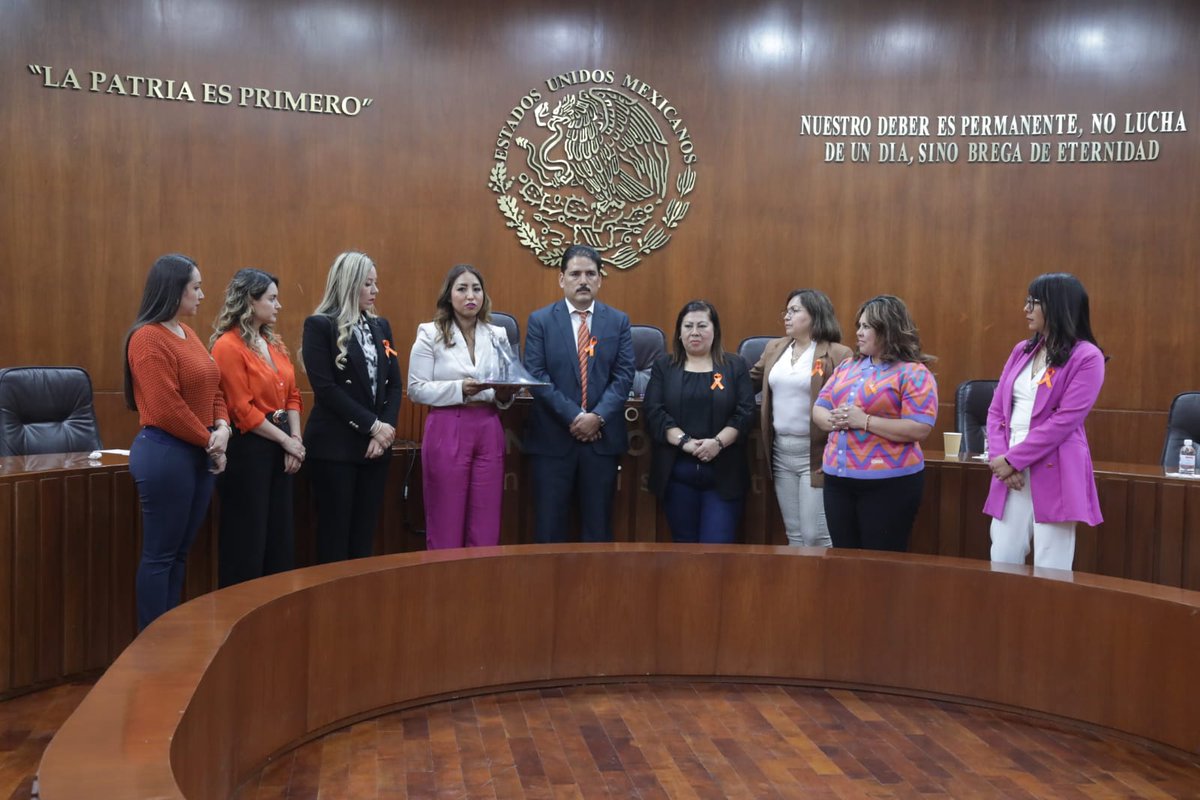 CongresoEdoSLP's tweet photo. #AlMomento #25N
El presidente de #CEEAV Miguel Ángel García Amaro entregó réplicas de la escultura Memorial de Víctimas de Feminicidio a las diputadas locales: Roxanna Hdz. Dulcelina Sánchez, Diana Ruelas, Lety Vázquez, Gaby Torres, Briss Sánchez López, Lolis Robles y Jacquelin https://t.co/tlmbl56CR7