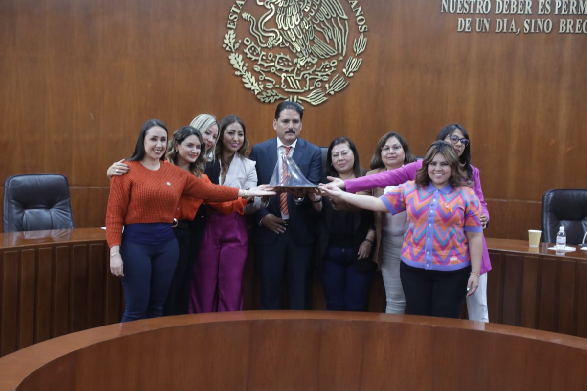 CongresoEdoSLP's tweet photo. #AlMomento #25N
El presidente de #CEEAV Miguel Ángel García Amaro entregó réplicas de la escultura Memorial de Víctimas de Feminicidio a las diputadas locales: Roxanna Hdz. Dulcelina Sánchez, Diana Ruelas, Lety Vázquez, Gaby Torres, Briss Sánchez López, Lolis Robles y Jacquelin https://t.co/tlmbl56CR7