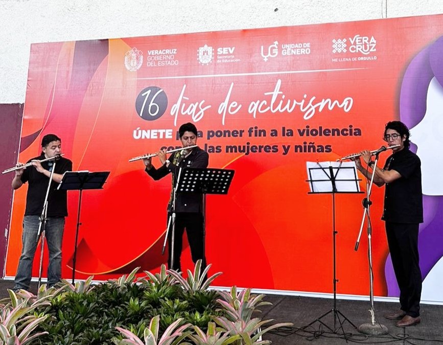 artisticas_sev's tweet photo. Hoy, en la explanada de la Secretaría de Educación de Veracruz, se llevó a cabo un corte de listón para inaugurar los "16 Días de Activismo contra la Violencia de Género". 🧡

Asimismo se llevó a cabo una presentación de Ensamble Aulós 🎭🎼

#SDE #SEV #UnidadDeGenero #DiaNaranja https://t.co/JAh9VhyaAk