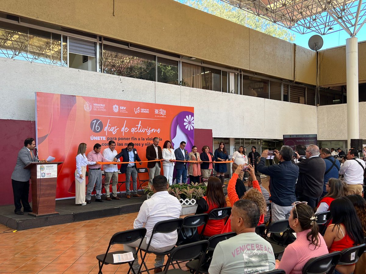 artisticas_sev's tweet photo. Hoy, en la explanada de la Secretaría de Educación de Veracruz, se llevó a cabo un corte de listón para inaugurar los "16 Días de Activismo contra la Violencia de Género". 🧡

Asimismo se llevó a cabo una presentación de Ensamble Aulós 🎭🎼

#SDE #SEV #UnidadDeGenero #DiaNaranja https://t.co/JAh9VhyaAk