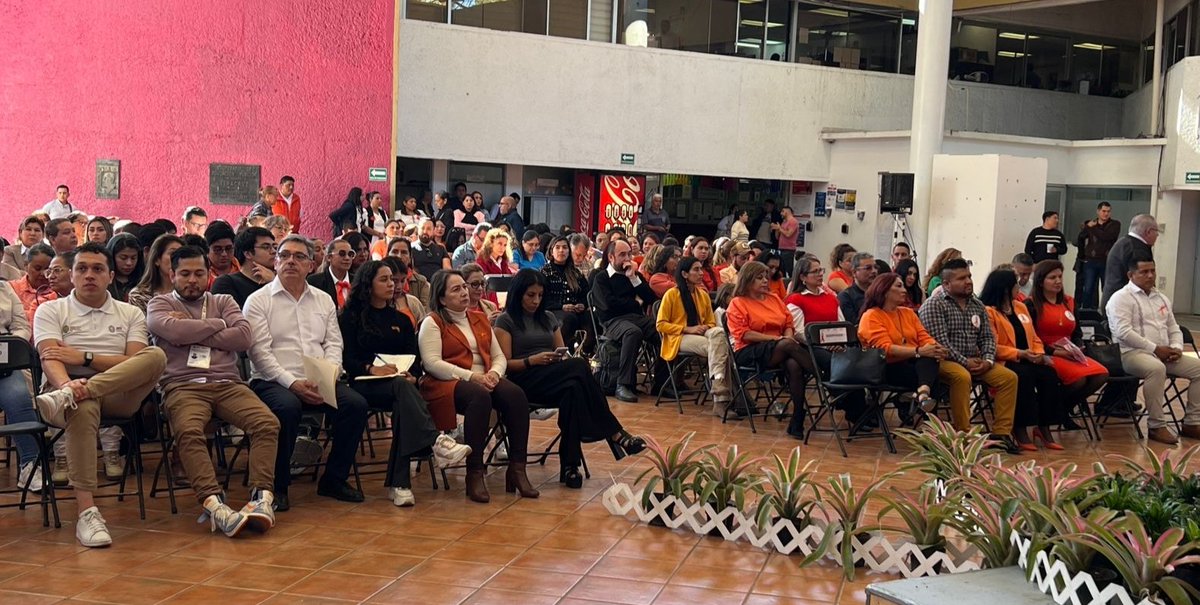 artisticas_sev's tweet photo. Hoy, en la explanada de la Secretaría de Educación de Veracruz, se llevó a cabo un corte de listón para inaugurar los "16 Días de Activismo contra la Violencia de Género". 🧡

Asimismo se llevó a cabo una presentación de Ensamble Aulós 🎭🎼

#SDE #SEV #UnidadDeGenero #DiaNaranja https://t.co/JAh9VhyaAk