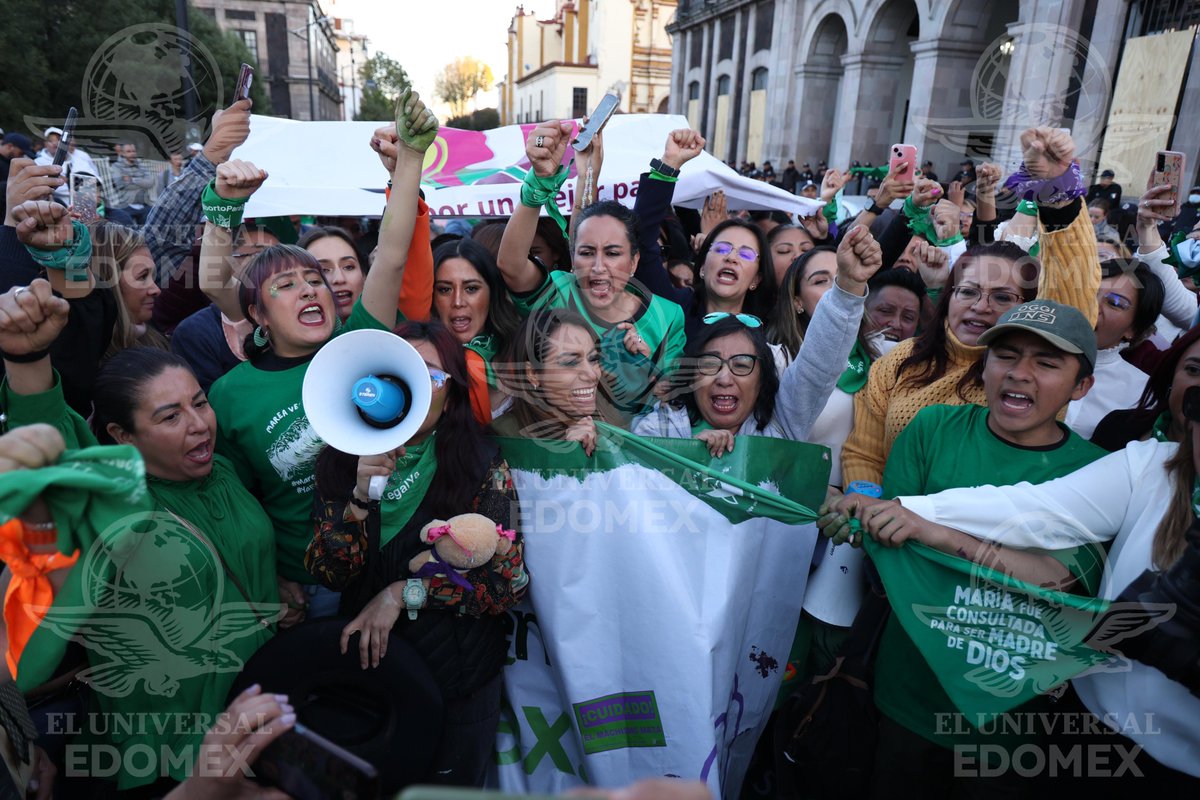 Univ_Edomex's tweet photo. 🚨 #AlMomento | ¡Despenalizan el #aborto en el #Edomex! 🚨

💚 #Colectivas feministas celebraron afuera del Congreso Mexiquense la aprobación de la iniciativa de la Interrupción Legal del Embarazo (#ILE). 👏🎉

📸 #Fotos: Arturo Hernández | El Universal #Edomex https://t.co/qH77rJACaQ