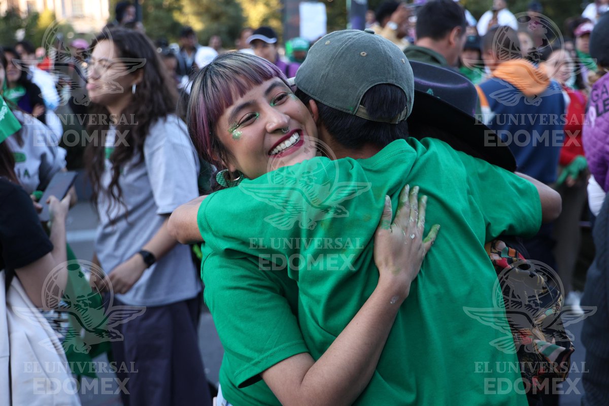 Univ_Edomex's tweet photo. 🚨 #AlMomento | ¡Despenalizan el #aborto en el #Edomex! 🚨

💚 #Colectivas feministas celebraron afuera del Congreso Mexiquense la aprobación de la iniciativa de la Interrupción Legal del Embarazo (#ILE). 👏🎉

📸 #Fotos: Arturo Hernández | El Universal #Edomex https://t.co/qH77rJACaQ