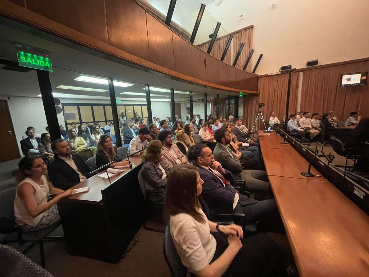 Un agradecimiento especial al presidente de la Cámara Federal de Casación Penal, Dr. Mariano Borinsky, a Laura Kvitko y <a href="/GarayJuanma/">Juan Manuel Garay</a> por invitarme a participar en el curso Herramientas de IA en la Justicia y a los 420 inscriptos por su entusiasmo y compromiso con la innovación.