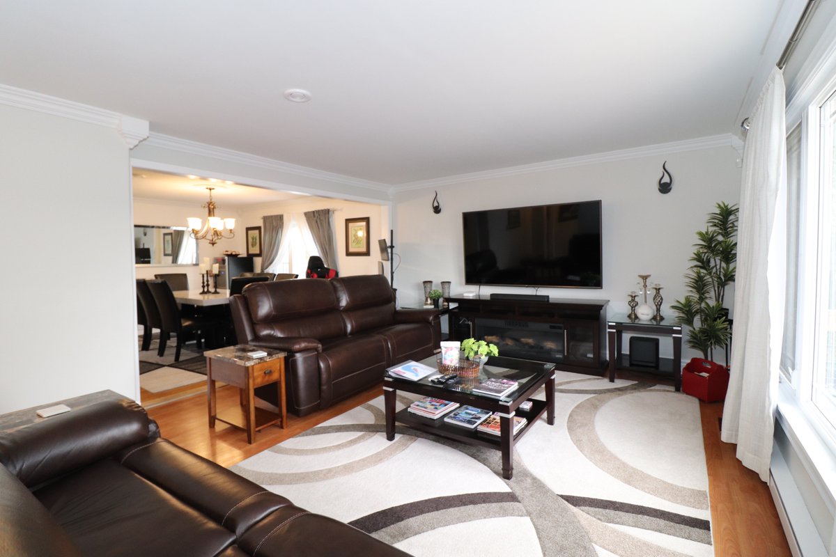 norridave's tweet photo. $399,900 can buy you Wharf and slipway access right across the road in Conception Harbour. Ocean access at your door. A beautiful renovated home with 3 Beds and 2 full baths, an ultra-modern decor and a heat pump with A/C. 1278545 https://t.co/JdX28GcmGE