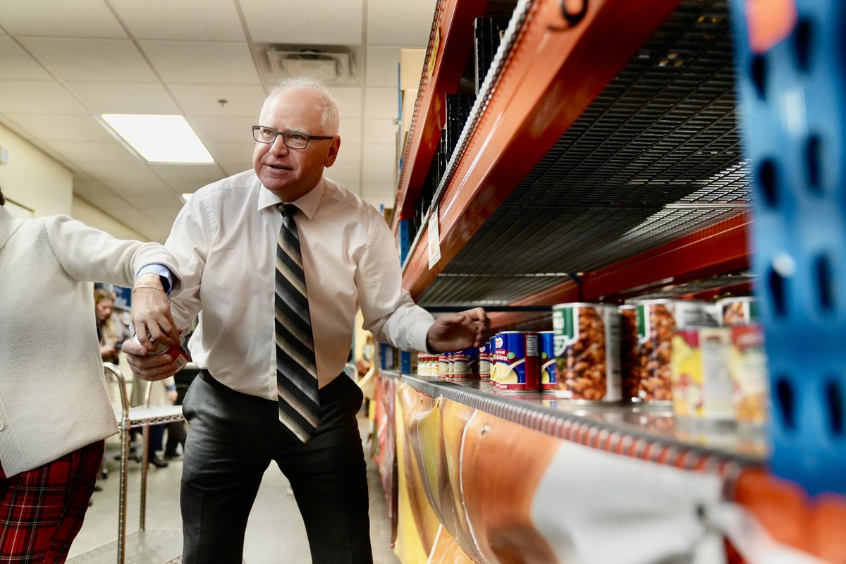 Spent some time volunteering at the Neighborhood House in Saint Paul this morning as we announced $5 million to fight food insecurity.
 
In Minnesota, we care for our neighbors - and we’re making sure they have what they need this holiday season.