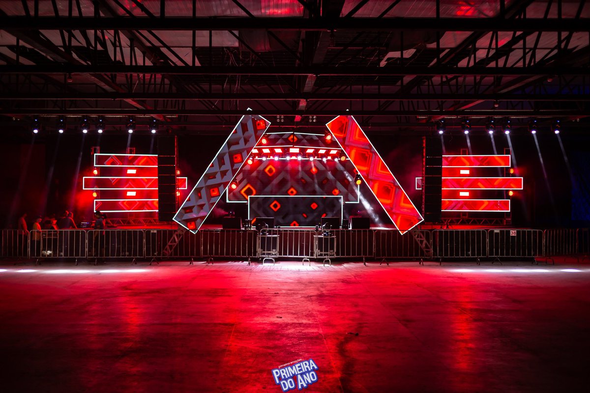 Annieeliny's tweet photo. Uma foto fala mais que mil palavras… 

Palco da Primeira do ano foi o ++ de 2024 🦁🦇❤️💙 não tem como negar. 

MDA pode vir https://t.co/Vs50ZvCh6C