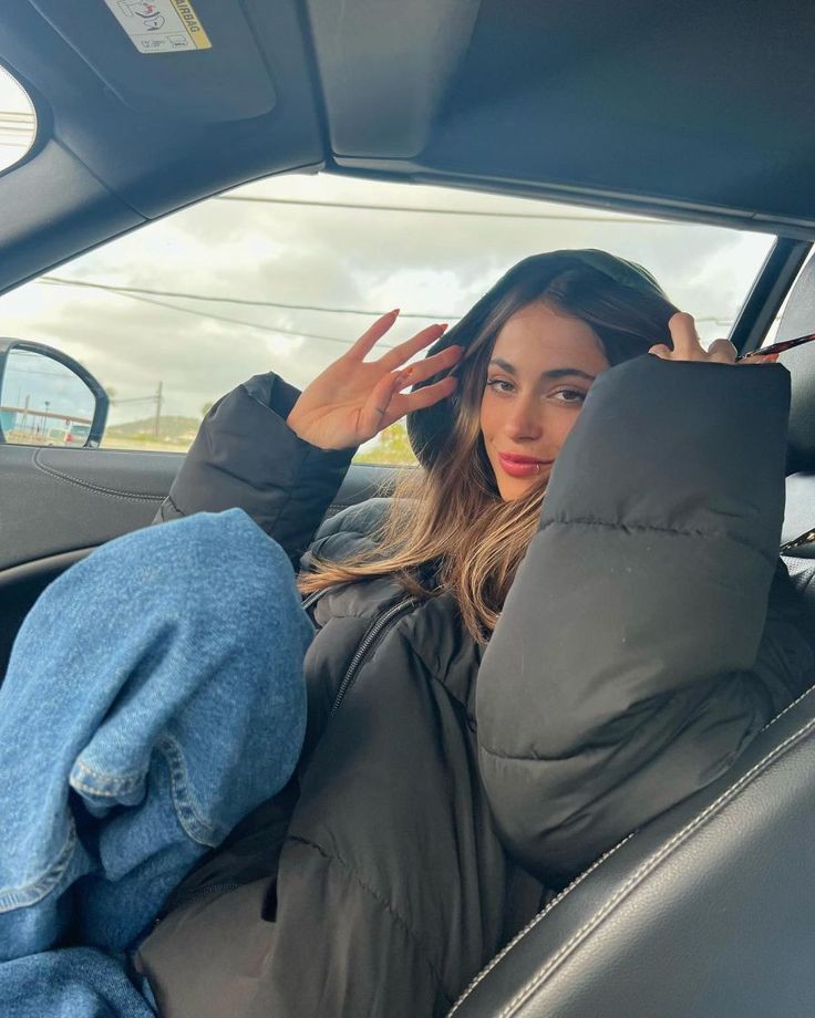 MotherTini's tweet photo. Hola me llamo Ali, tengo 19 años soy de España  mi canción favorita de Tini es Las Jordans y quiero mutuals tinistas (re tarde llegaba el tipo) jajaja
#IntegracionTinista https://t.co/x6P3Ha4DSf