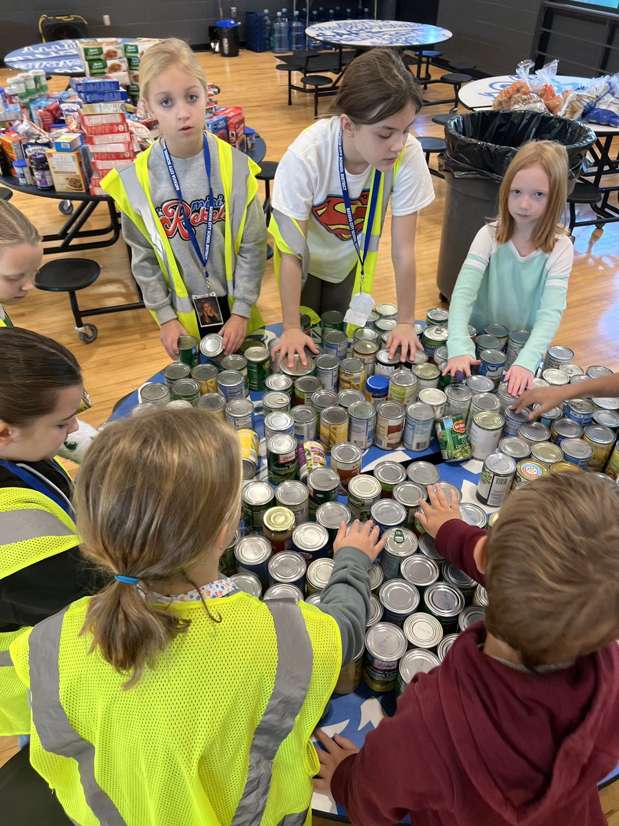 EricRKnapp's tweet photo. @BataviaJK students &amp; staff with the help of Batavia City Fire &amp; Batavia Police collected and delivered Thanksgiving meals to several families today. JK kids &amp; staff showed amazing  kindness and care for their community. Thank you @Wegmans &amp; @LawleyInsurance  for your donations! https://t.co/4zT7F0HH1y
