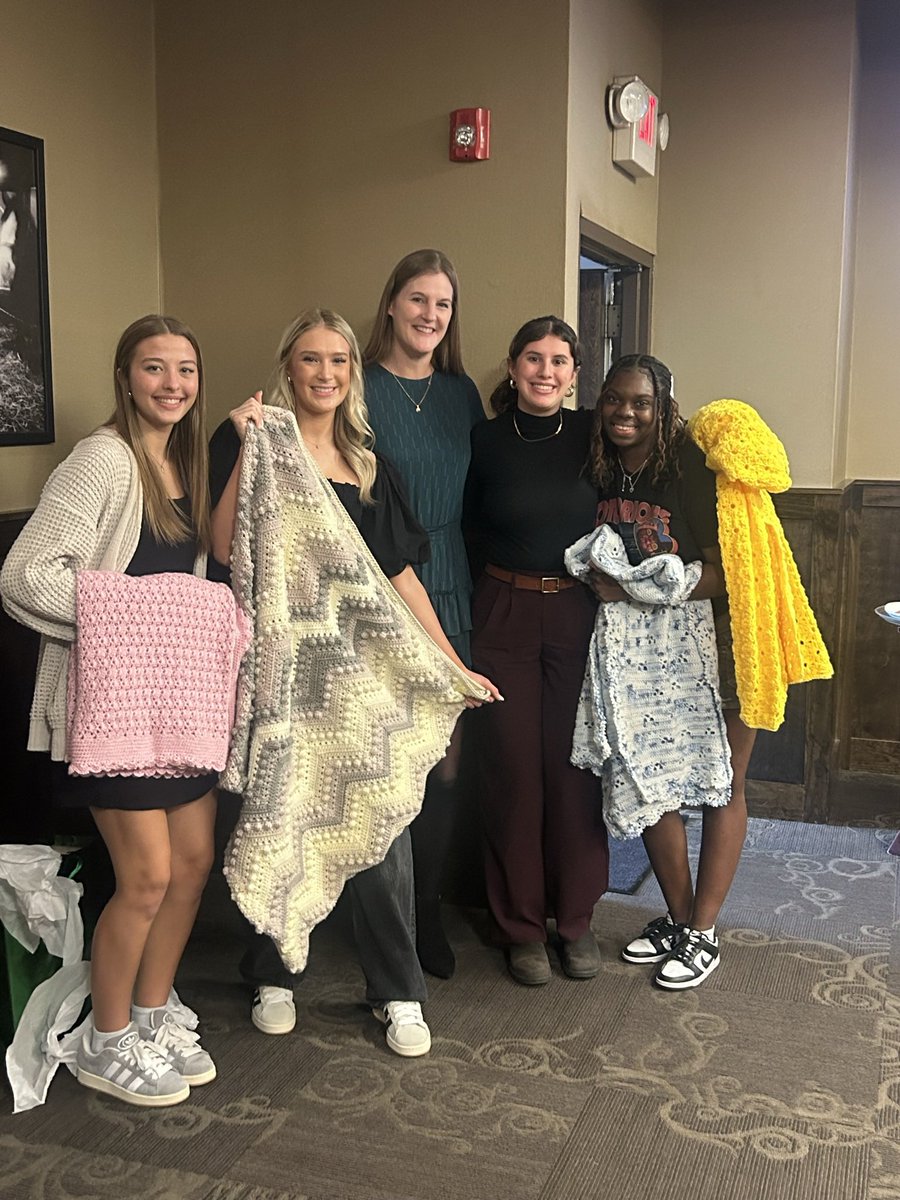 We had an incredible time celebrating this team and our season yesterday! We are so proud of these girls! 
Good luck to our seniors! Keep in touch and we can’t wait to see you at the alumni game!
We are excited to see what the team can do next year! 
🏴‍☠️🏐💚🏐💚🏐🏴‍☠️