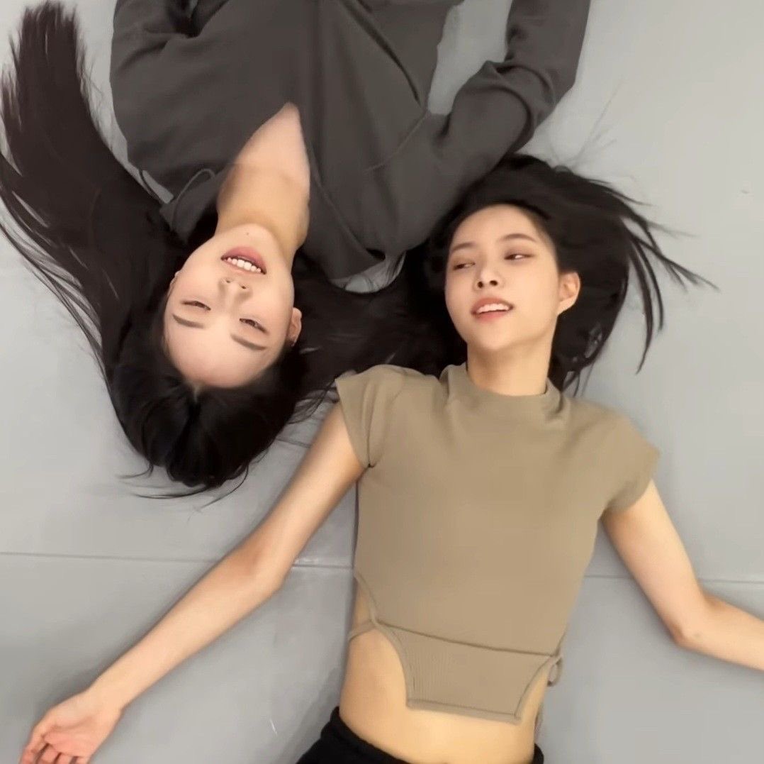 💬 YUNAH OF ILLIT MENTIONED JEEMIN IN WEVERSE CHAT

YUNAH: jeemin! i saw the music video
YUNAH: i am so proud of you