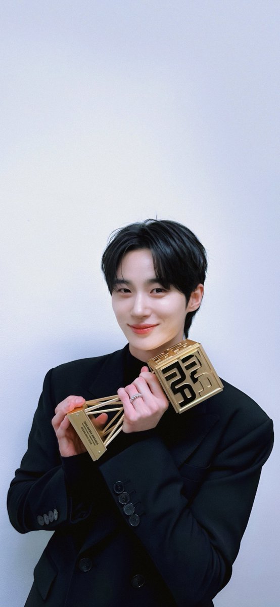 byeonwoosan's tweet photo. 241125 VARO Instagram

'Favorite Global Trending Music' 🏆✨ At The 2024 MAMA Awards 

#변우석 #ByeonWooSeok 
#폰배경 #변우석폰배경 #벼누서기폰배경 
#wallpaper #lockscreen https://t.co/cDEkRacZjy