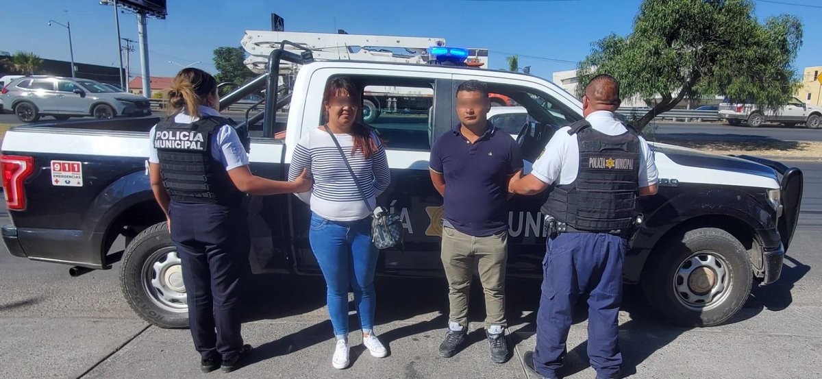 malavidaqro's tweet photo. #Querétaro | Pareja es detenida cuando circula abordo de un auto involucrado con un robo a casa habitación en Juriquilla.

Al ser detenidos la pareja intentó sobornar a los policías con 400 MP para evitar que fueran asegurados.

Información detallada:
https://t.co/mlKFY53ulA https://t.co/tSE8b7yks8