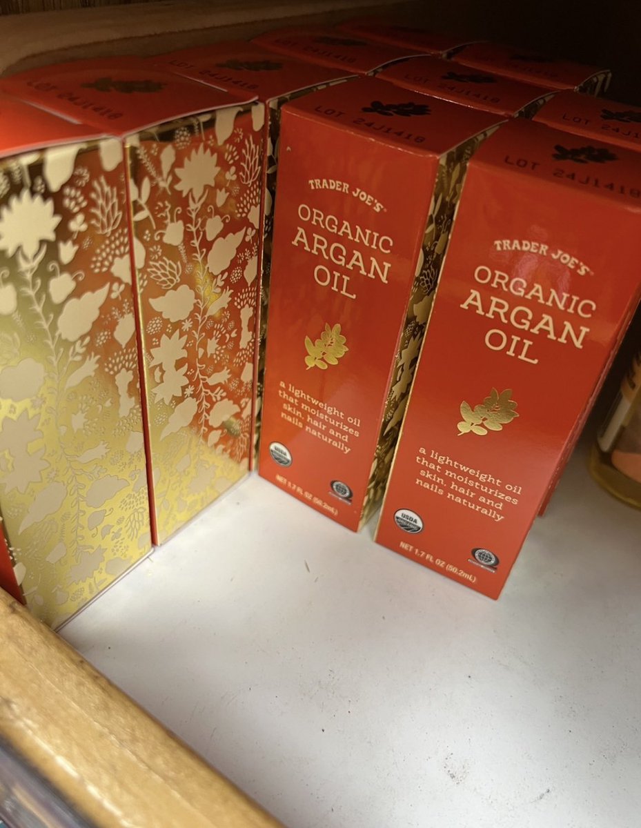 rikorin5420's tweet image. 今回のアメリカ土産も
#トレーダージョーズ 
に決まり🇺🇸
#TraderJoe&apos;s　

アロガンオイルに
シアバター&amp;amp;ココナッツの香りがするヘアセラム🥥