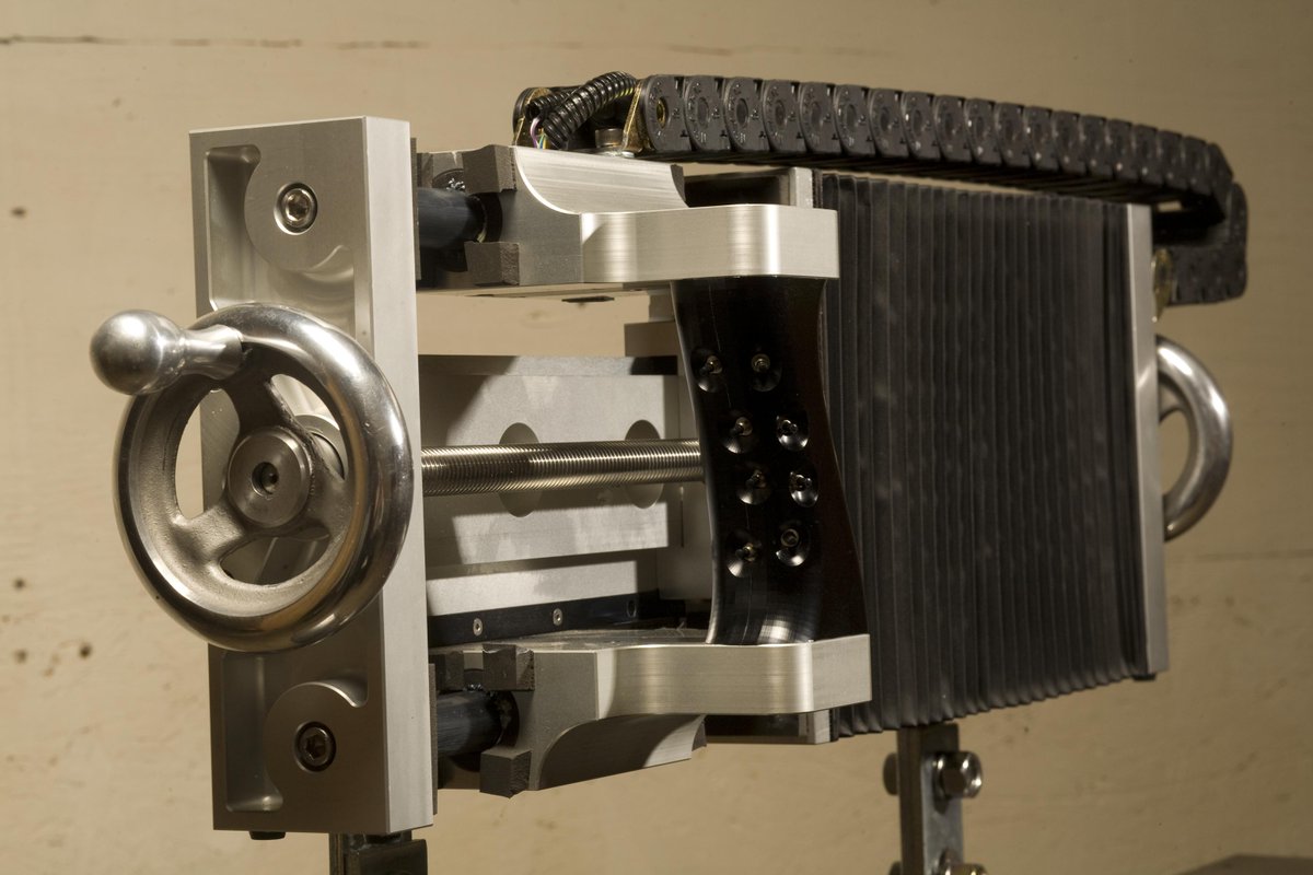 My first studio after graduate school was right near the train tracks in Little Italy San Diego. I loved this spot…we used to have big warehouse parties and there were so many good artists there over the years. 

📷: @glenna_goes_places